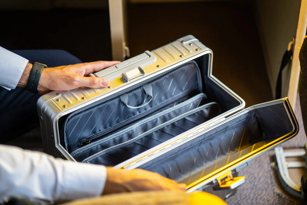 Aleon 17″ Two-Wheeled Aluminum Pilot Case Aleon