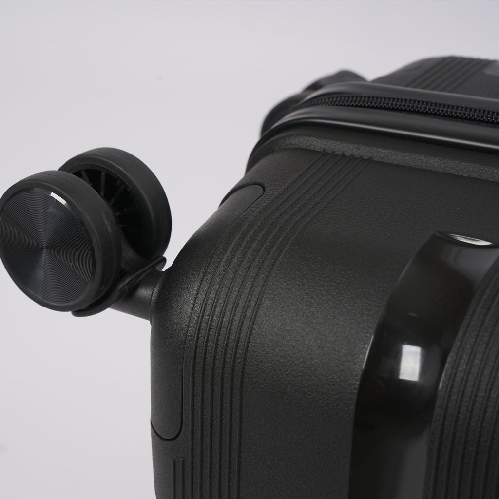 28-inch Black Hardcase Roller Luggage Sole Premise
