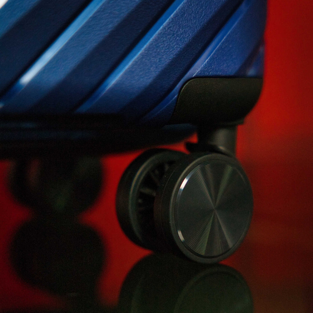 24-inch Blue Hardcase Roller Luggage Sole Premise