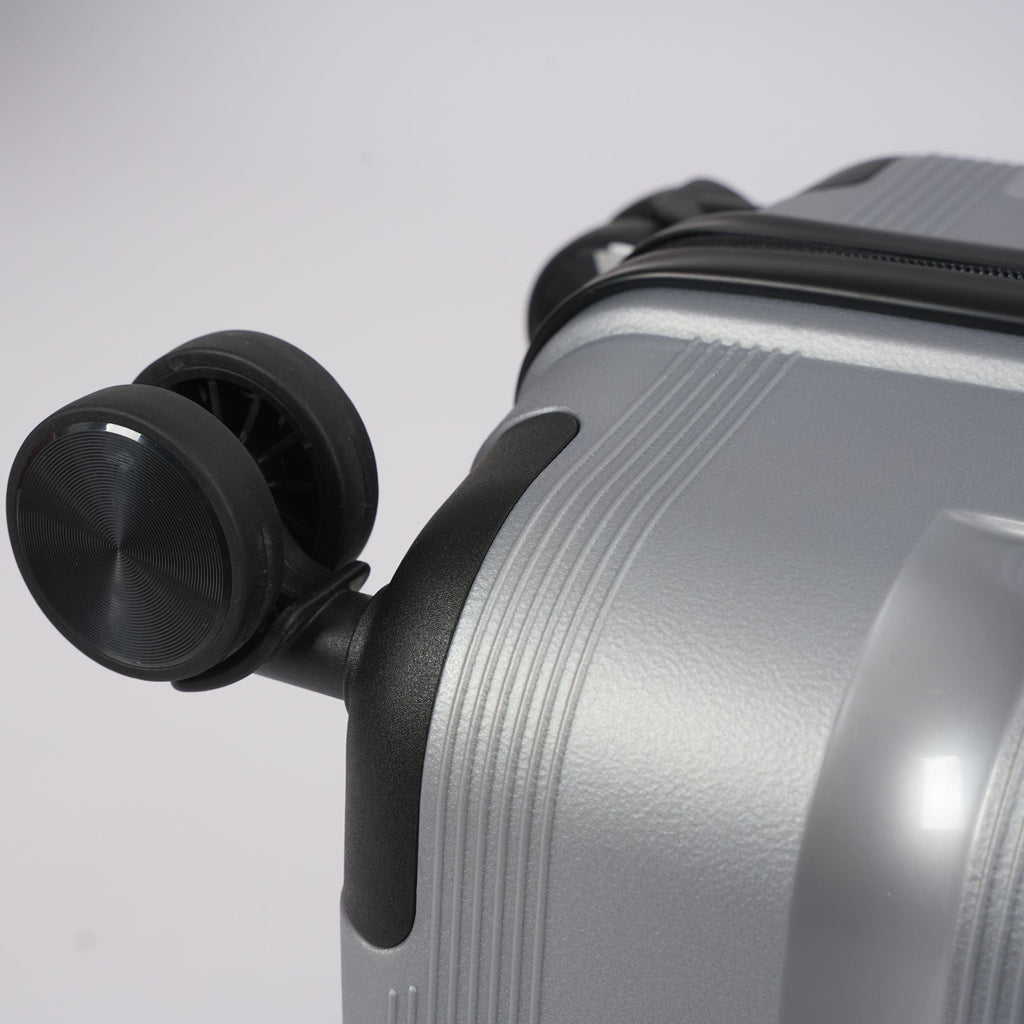 28-inch Silver Hardcase Roller Luggage Sole Premise